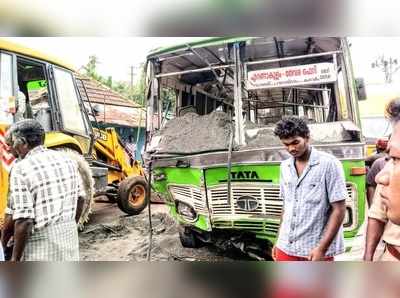 എറണാകുളത്ത് സ്വകാര്യ ബസ് ടിപ്പര്‍ ലോറിയിലിടിച്ച് അപകടം