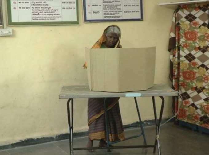 कलबुर्गी में वोट डालती महिला