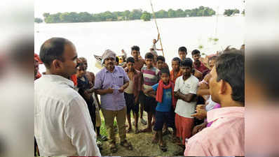 बलिया: उफनाई घाघरा नदी का पानी गांवों में घुसा, डीएम ने बाढ़ पीड़ितों को दिया आश्वासन