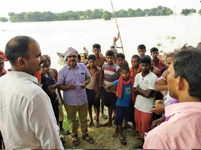 बलिया: उफनाई घाघरा नदी का पानी गांवों में घुसा, डीएम ने बाढ़ पीड़ितों को दिया आश्वासन