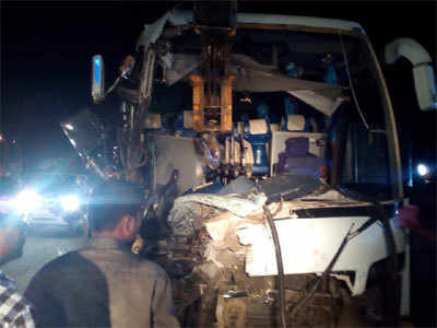 Kedgaon Accident: डॉक्टरांच्या गाडीला अपघात; १ ठार, ४० जखमी
