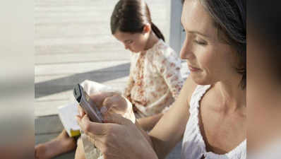 बच्चों की खातिर पैरंट्स को स्मार्टफोन पर कम वक्त बिताना चाहिए