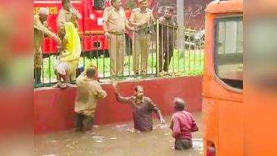 दिल्ली बारिश: बस में फंसे 31 लोग निकाले गए