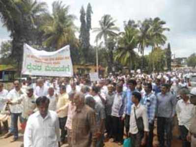 ಅಡಕೆ ಕೊಳೆ ರೋಗ: ಬೀದಿಗಿಳಿದ ರೈತರು