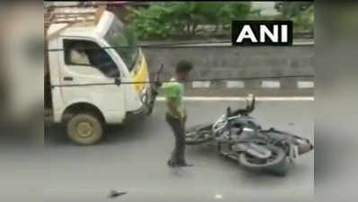 विडियो: बाइक-मिनी ट्रक की भीषण टक्कर, चमत्कार की तरह उठ खड़ा हुआ युवक