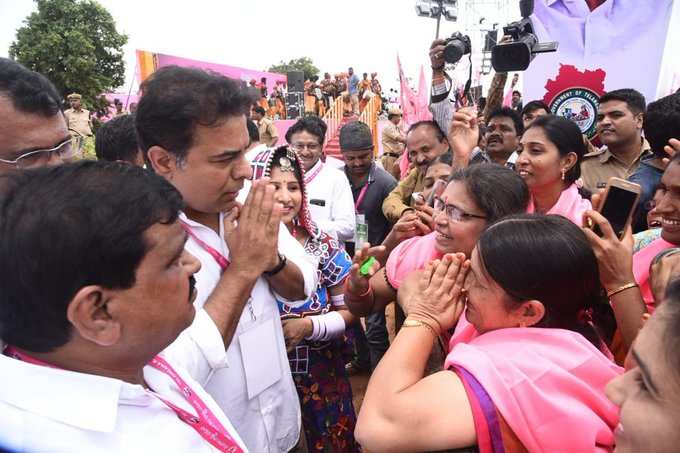 డోలు వాయించిన కేటీఆర్.. సభలో ఉత్సాహం!