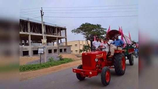 ట్రాక్టర్‌ నడుపుతూ సభకు చేరిన జూపల్లి కృష్ణారావు 