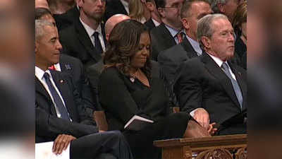 जॉन मैक्कन की प्रार्थना सभा में मिशेल ओबामा को कैंडी देते दिखे जॉर्ज बुश