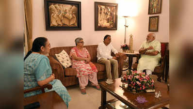 पूर्व पीएम वाजपेयी के परिवार से मिले प्रधानमंत्री मोदी