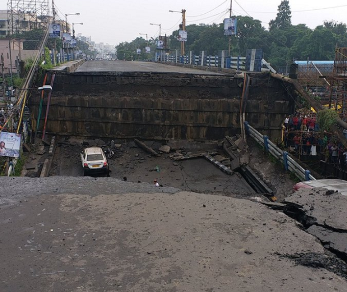 ধসে পড়া ব্রিজ।