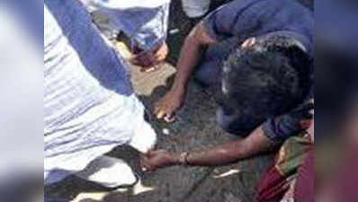 कर्नाटक के उपमुख्‍यमंत्री जी परमेश्‍वर के गनर ने साफ क‍िया कपड़ा, सोशल मीड‍िया पर हंगामा