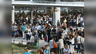 जापान में शक्तिशाली तूफान जेबी के बाद हवाई अड्डे पर फंसे लोगों को बाहर निकाला गया