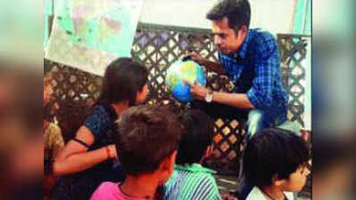 भोपालः यह इंजिनियर अपनी छुट्टियां गरीब बच्चों को पढ़ाने में बिताता है