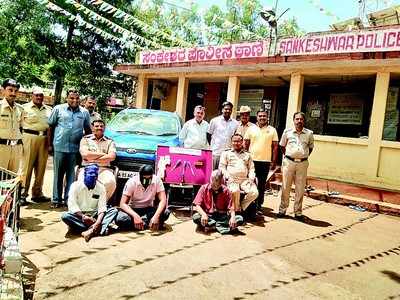 ಮೂವರು ದರೋಡೆಕೋರರ ಬಂಧನ: ಲಕ್ಷಾಂತರ ಮೌಲ್ಯದ ನಗ ನಾಣ್ಯ ವಶ