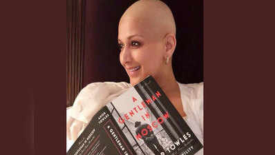 सोनाली बेंद्रे कैंसर से जूझते हुए पढ़ रही हैं यह किताब