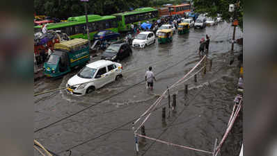 दिल्ली-एनसीआर में झमाझम बारिश, कई फ्लाइट्स डायवर्ट