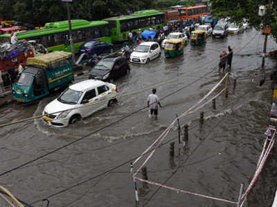 दिल्ली-एनसीआर में झमाझम बारिश, कई फ्लाइट्स डायवर्ट