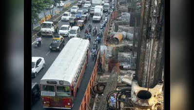 मुंबईः ‘मेट्रो’ बनी मुसीबत, अब लोकल से सफर कर रहे लोग