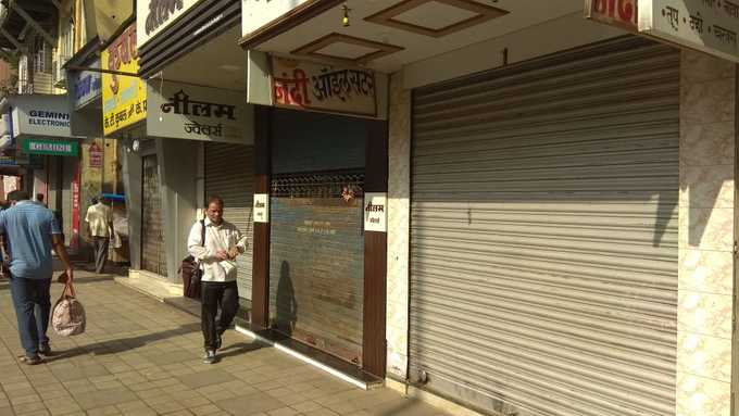 भारत बंद के समर्थन में मुंबई के परेल इलाके में बंद दिखीं दुकानें।
