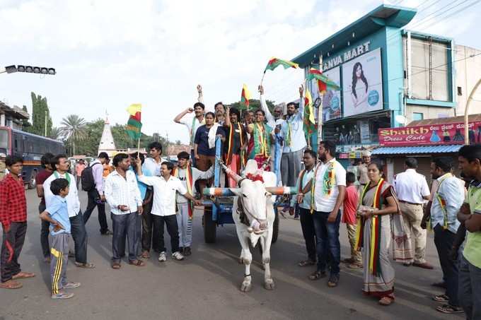 ಎತ್ತಿನಗಾಡಿ ಹತ್ತಿದ ಪ್ರತಿಭಟನಾಕಾರರು