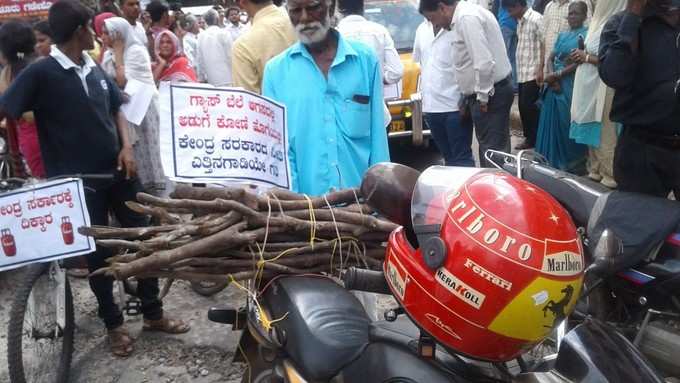 ಬೈಕ್‌ ಮೇಲೆ ಸೌದೆ ಹೊರೆ ಕಟ್ಟಿ ಪ್ರತಿಭಟನೆ