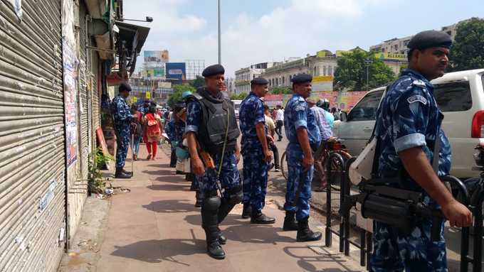 उत्तर प्रदेश: कांग्रेस की अगुआई में विपक्षी दलों द्वारा बुलाए गए भारत बंद के बीच लखनऊ में कड़ी की गई सुरक्षा व्यवस्था।