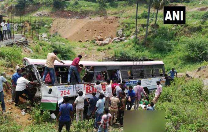 बस में फंसे लोगों को  बाहर निकालते स्थानीय लोग