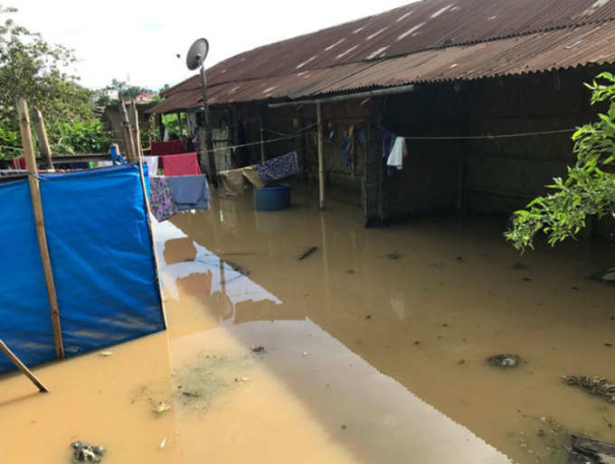 बाढ़ का पानी घरों में घुस गया है