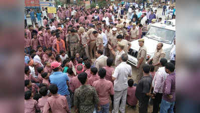 सोनभद्र: सीएम योगी के दौरे से पहले छात्रों ने किया हंगामा, पुलिस ने किया लाठीचार्ज