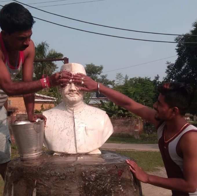 प्रतिमा की सफाई करते स्थानीय लोग