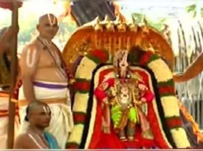 Srivari Brahmotsavam 2018: వైభవంగా శ్రీవారి బ్రహ్మోత్సవాలు.. చిన్న శేషవాహనంపై ఊరేగిన దేవదేవుడు