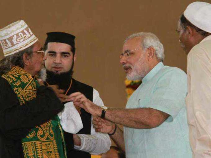 2011 में मोदी ने मुस्लिम टोपी ठुकरा दी थी