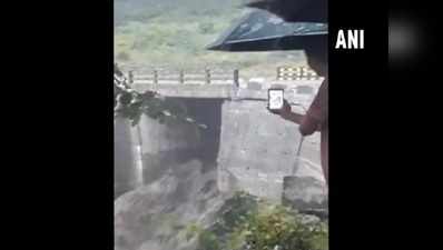 सिक्किम: पानी के तेज बहाव के चलते देखते ही देखते ढह गया पुल