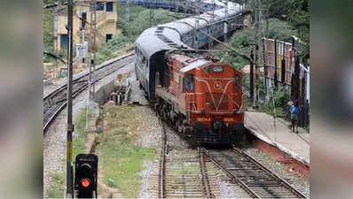 मध्य रेलवे पर पटरी से उतरी ट्रेन, यात्र‍ियों ने किया प्रदर्शन