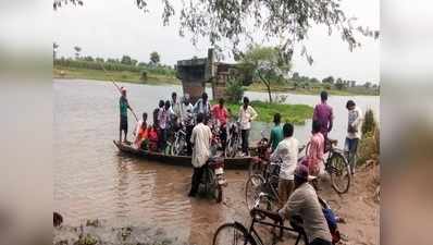 लखीमपुर खीरी: पुल न होने के चलते जान जोखिम में डालकर नाला पार कर रहे ग्रामीण