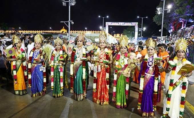 అష్టలక్ష్ముల రూపంలో కళాకారులు