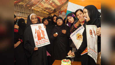 काशी में मुस्लिम महिलाओं ने मनाया पीएम मोदी का जन्मदिन, अनाथ बच्चों के लिए खुला खास बैंक