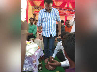 झारखंड: पुल का शिलान्यास होने पर कार्यकर्ता ने धोकर पिए बीजेपी सांसद निशिकांत दुबे के पैर