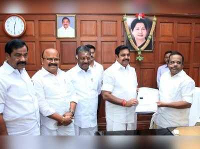 கேரளா வெள்ளத்திற்கு ஒரு மாத சம்பளத்தை நிவாரணமாக வழங்கிய அதிமுக சட்டமன்ற உறுப்பினர்கள்!!