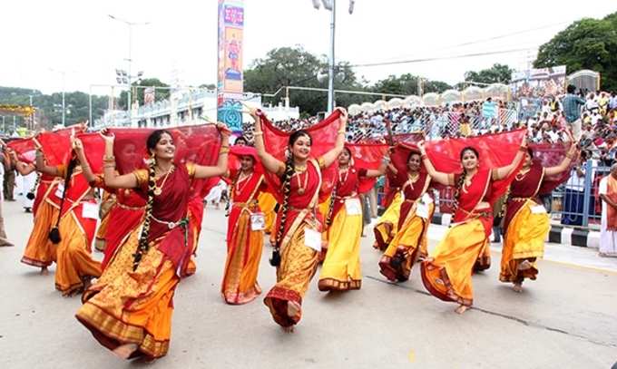 కళా బృందాల ప్రదర్శనలు