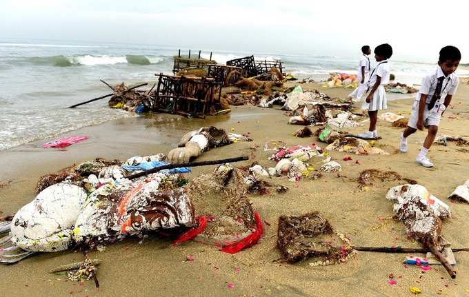 விநாயகர் சிலை கரைக்கப்பட்ட மறுநாள், கடற்கரையின் அவலம்