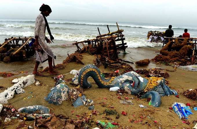 விநாயகர் சிலை கரைக்கப்பட்ட மறுநாள், கடற்கரையின் அவலம்