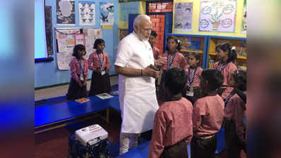 वाराणसी पहुंचे PM मोदी, स्कूली बच्चों संग मनाया जन्मदिन