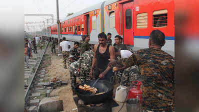 19 घंटे की भूख से बिगड़ा हाल तो CRPF जवानों ने ट्रेन रोक स्टेशन पर जलाया चूल्हा