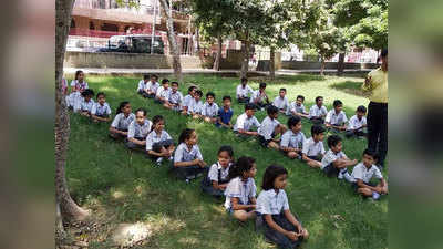 प्रबंधन ने स्कूल बंद किया तो पार्क में लगी बच्चों की क्लास