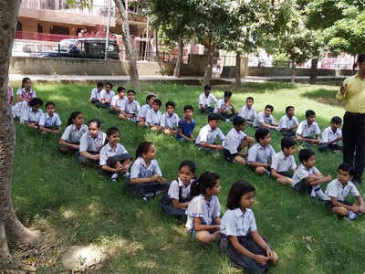 प्रबंधन ने स्कूल बंद किया तो पार्क में लगी बच्चों की क्लास