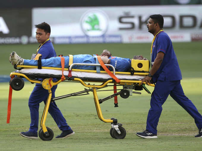 चोटिल हार्दिक पंड्या को स्ट्रेचर पर मैदान से बाहर ले जाया गया।