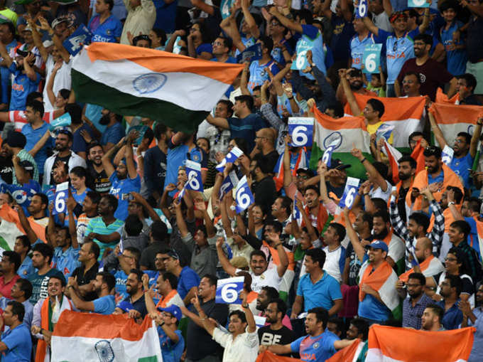 भारत बनाम पाकिस्तान मैच देखने के लिए बड़ी संख्या में दर्शक स्टेडियम पहुंचे।
