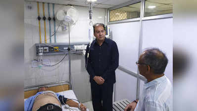 उत्तर प्रदेश: अस्पताल में गेट नहीं खुला, भड़के योगी के मंत्री