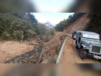 ಕುಸಿದ ರಸ್ತೆ, ಹೆದ್ದಾರಿ ತಾತ್ಕಾಲಿಕ ಸಂಚಾರಕ್ಕೆ ಸಿದ್ಧ